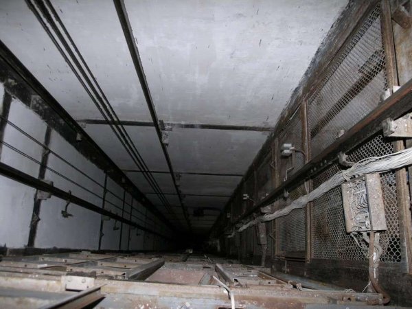 В жилом доме в Домодедово упал лифт с женщиной и ребенком