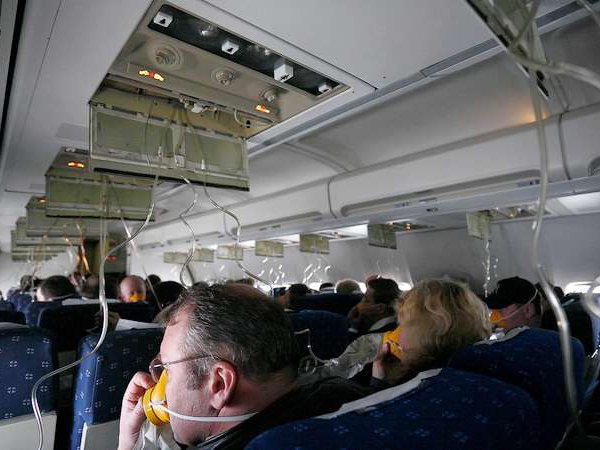 СМИ: на борту самолета Москва-Екатеринбург произошла разгерметезация