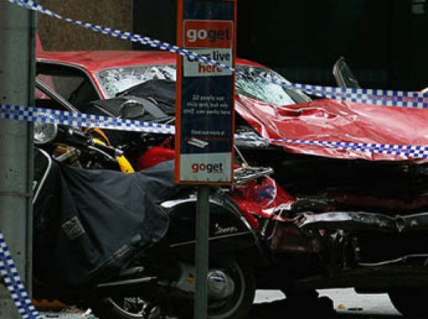 В австралийском Мельбурне автомобиль протаранил толпу: пострадали 19 человек
