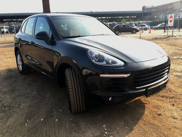 Водитель Porsche отсудил деньги у женщины, попавшей под его машину на "зебре"