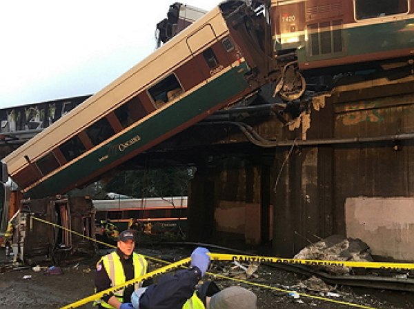 6 человек стали жертвами при сходе поезда с рельсов в США