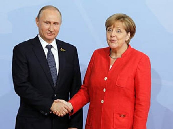 Путин объяснил Меркель вывод российских офицеров из Донбасса
