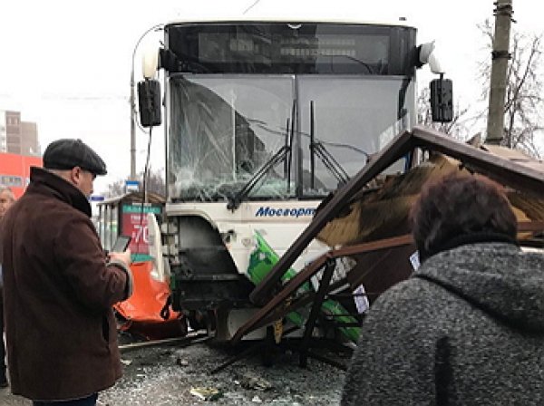 Момент наезда автобуса на остановку в Москве попал на видео