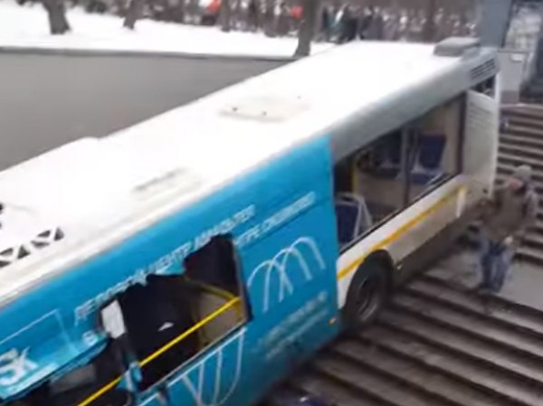 Момент аварии с автобусом у метро "Славянский бульвар" попал на видео