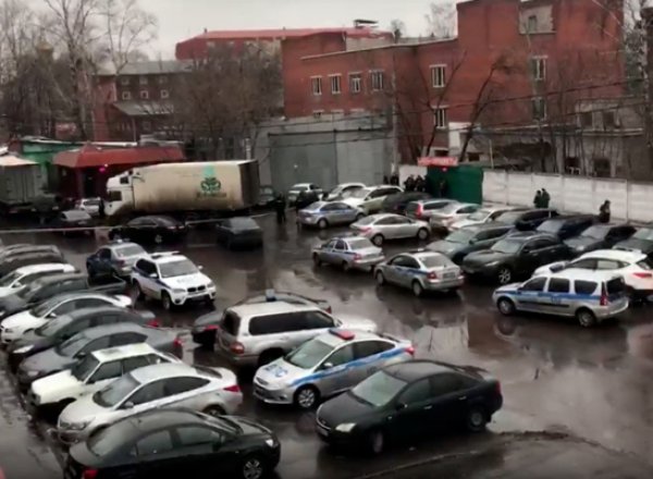 В Москве директор фабрики "Меньшевик" открыл стрельбу и захватил заложников