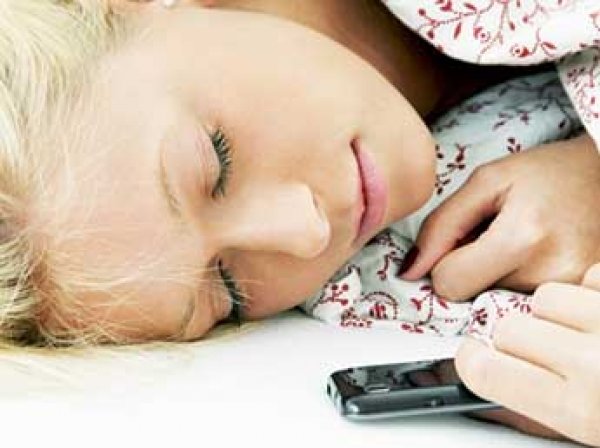 Ученые рассказали, чем опасен смартфон под подушкой