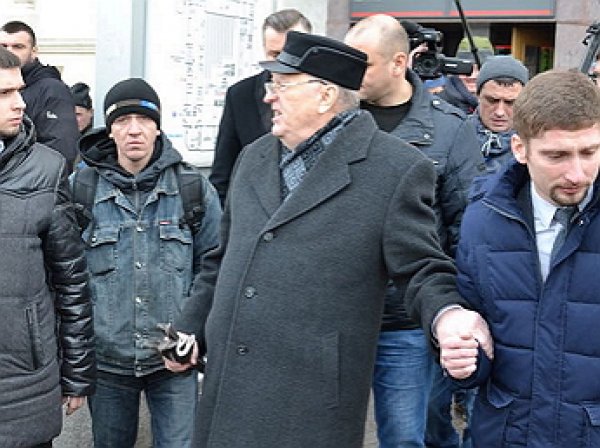 Жириновский "наехал" на таксиста у Казанского вокзала