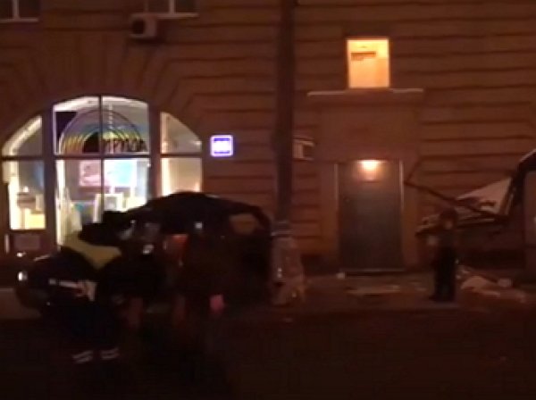 Машина с трупом в багажнике влетела в автобусную остановку в Москве
