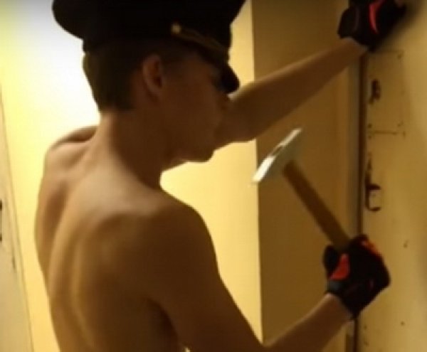 СМИ: курсантов ульяновского летного училища отчислили после съемок БДСМ-клипа
