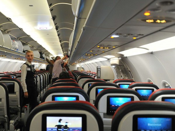 Пассажир бизнес-класса устроил дебош на борту самолета Москва-Нью-Йорк