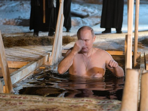 Владимир Путин искупался в проруби на Селигере