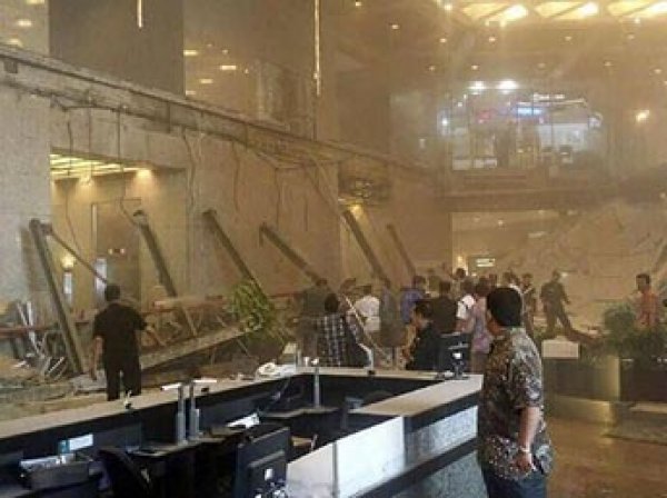 В Индонезии обрушился балкон фондовой биржи с десятками человек: свыше 70 пострадавших