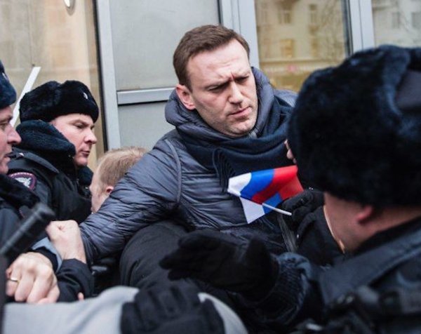 В Москве полиция задержала Навального на "забастовке избирателей"