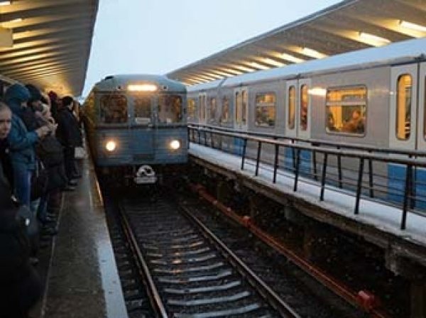 Застрявший поезд в тоннеле московского метро вызвал коллапс на "фиолетовой" ветке