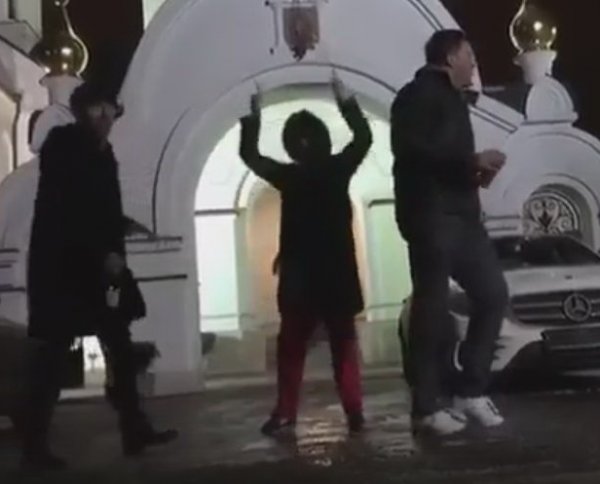 «Омерзительное поведение»: Собчак устроила танцы на пороге храма в Москве