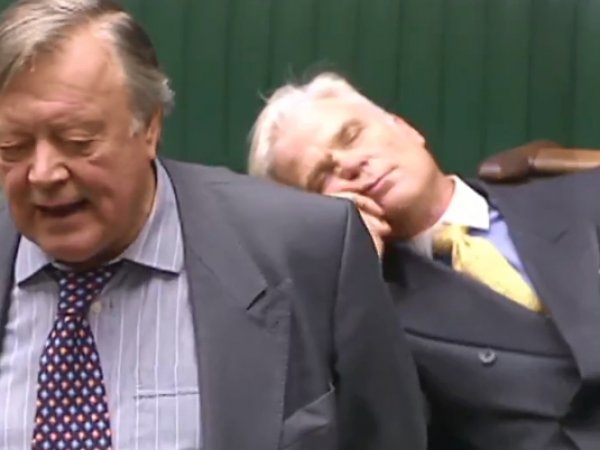 Британский депутат уснул в прямом эфире во время дебатов