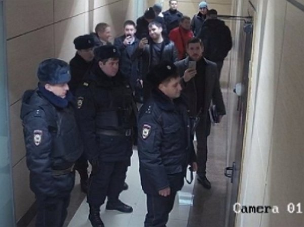 В офисе ФБК Навального в Москве полиция "выпилила дверь"