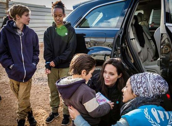 Анджелина Джоли привезла своих детей в лагерь сирийских беженцев