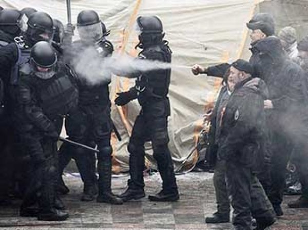 Митингующие у здания Рады в Киеве сожгли флаг России: в стычках ранен полицейский