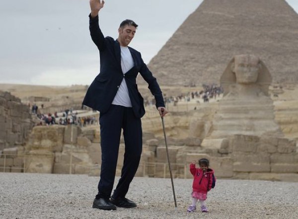 В Египте состоялась встреча самого большого мужчины и самой маленькой женщины