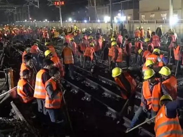 В Китае сотни рабочих за ночь построили железнодорожную развязку