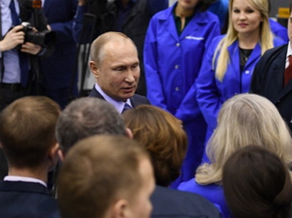 "Давайте я вас расцелую!":  Путин устроил "обнимашки" с уфимским рабочим за трудовые успехи