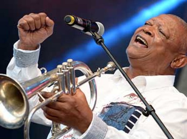 В ЮАР скончался легендарный джазовый трубач Хью Масекела