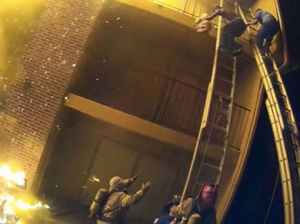 В США пожарный спас сброшенную с третьего этажа девочку