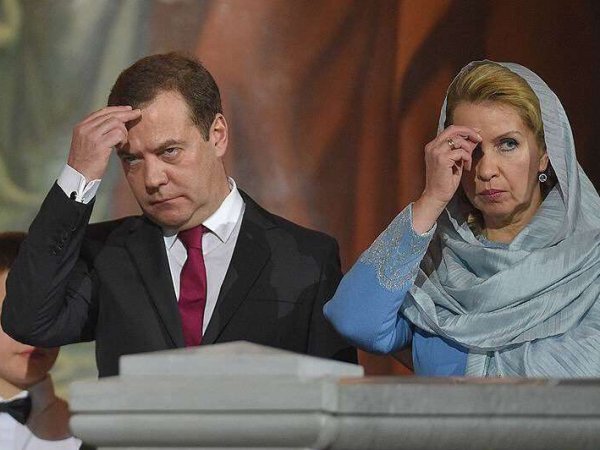 В РПЦ объяснили появление на службе с Медведевым священника со спецнаушником