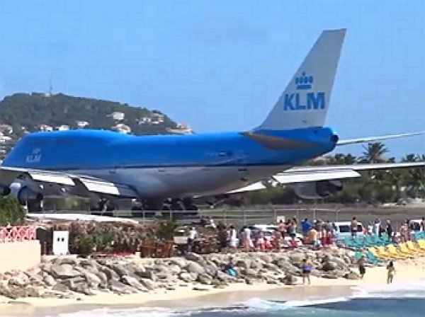 Взлетающий самолет с острова Сен-Мартен сдул туристов в океан