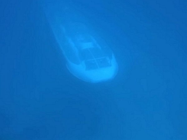 Дайверы встретили таинственную подлодку в глубинах океана