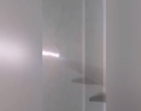 На YouTube появилось видео удара молнии в крыло самолета, снятое пассажиром
