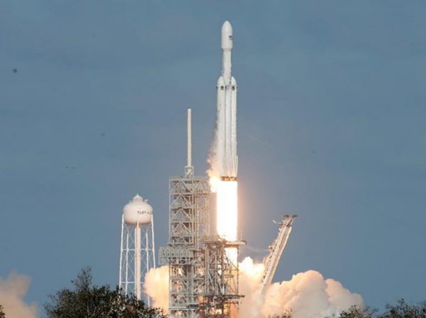 SpaceX Илона Маска впервые запустила ракету Falcon Heavy с Tesla на борту