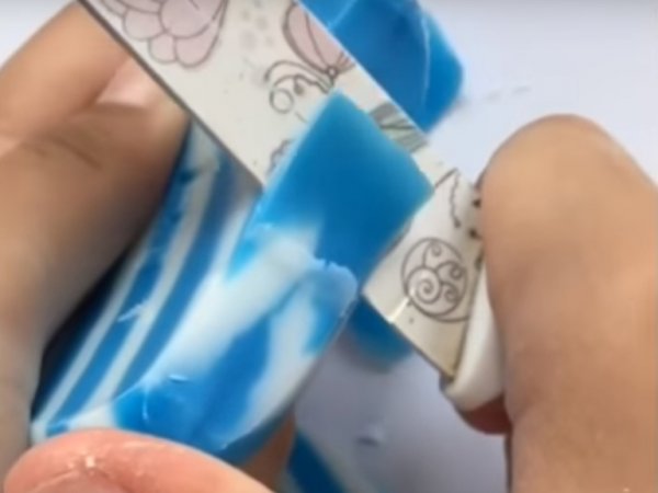В Сети набирают популярность ролики с нарезанием мыла, помогающие бороться с депрессией