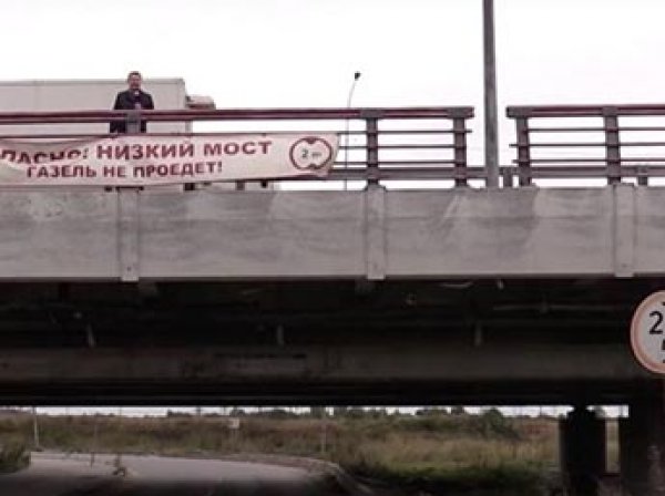В питерский мост с надписью «Газель» не проедет» врезалась юбилейная 140-я «Газель»