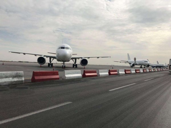 Во Владивостоке пассажиры вернувшегося в аэропорт самолета пили и курили на борту, готовясь к смерти