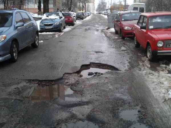 Дыры на дорогах в Воронеже залатали матрасами