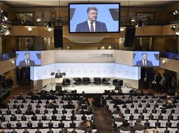 Захарова показала "места для поцелуев" на выступлении Порошенко в Мюнхене