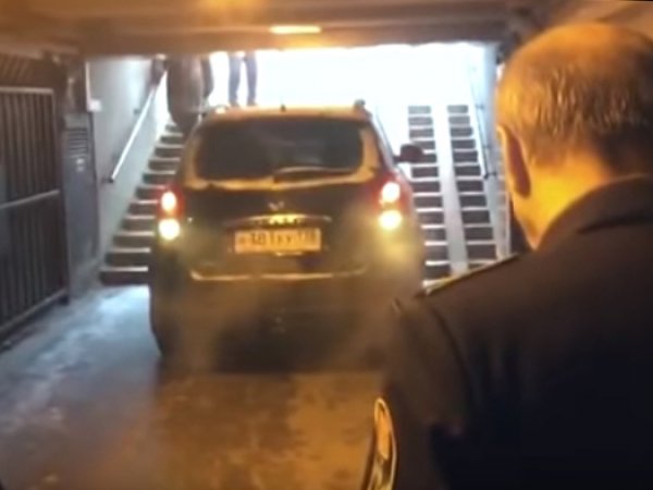 В Петербурге водитель джипа въехал в подземный переход, чтобы проверить свою машину