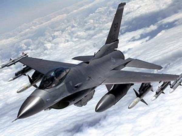 Истребитель США F-16 загорелся в небе над Японией