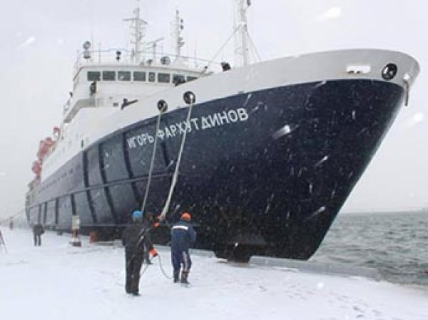 В Охотском море во льду застрял теплоход со 127 пассажирами