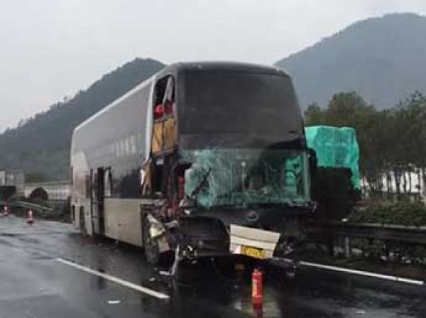Серьезная авария в Китае - столкнулись грузовик и автобус: 7 человек погибли и 23 ранены