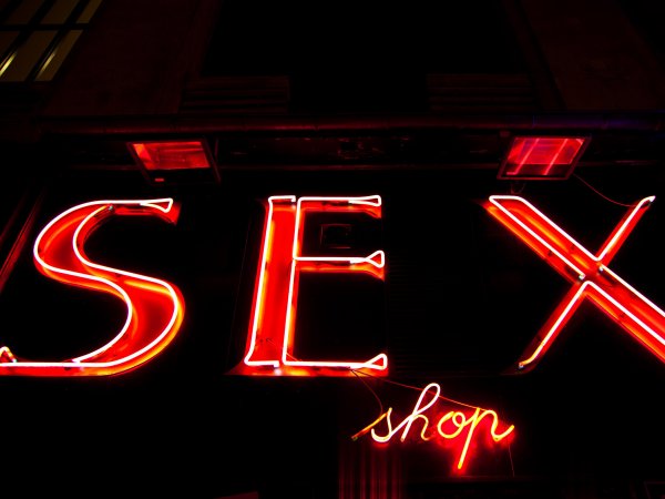 В Питере преступник в медицинской маске ограбил секс-шоп