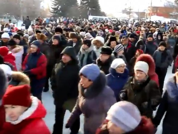 Разъяренные жители Новосибирской области пришли к мэрии из-за двух погибших в яме детей
