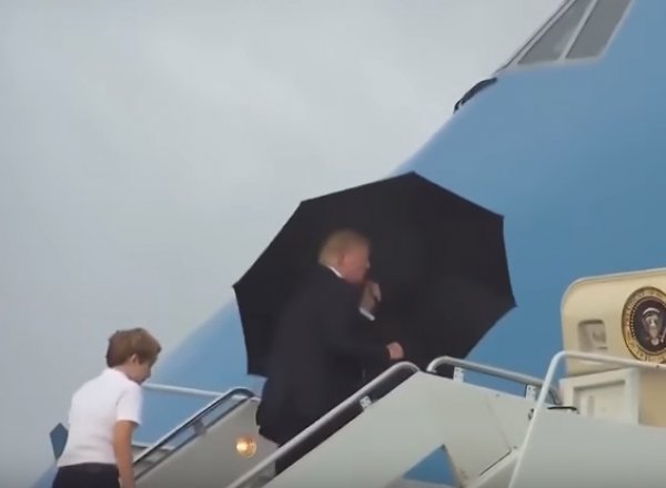 YouTube возмутило видео, как Трамп бросил жену и сына под дождем, укрывшись под зонтом
