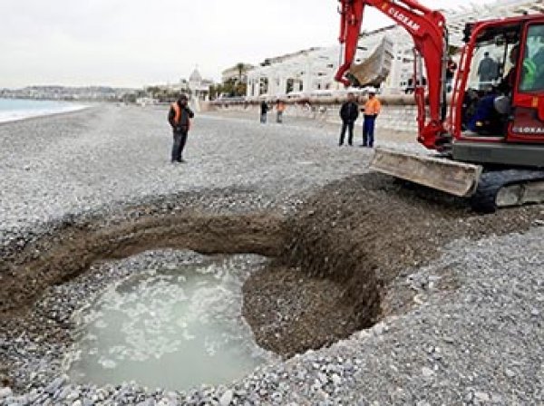 На пляже французской Ниццы образовалась гигантская загадочная воронка