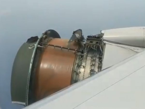 В США пассажиры летящего Boeing 777 сняли на видео, как разваливается двигатель их самолета