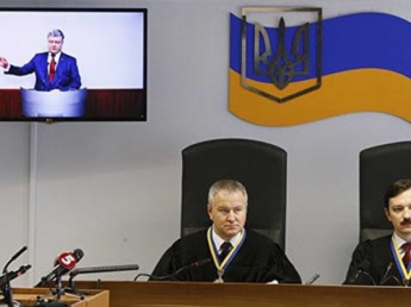 В Киеве прекратили допрос Порошенко после вопроса адвокатов Януковича об отпуске на Мальте
