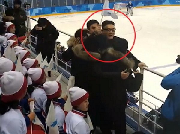 Двойник Ким Чен Ына станцевал перед болельщиками КНДР