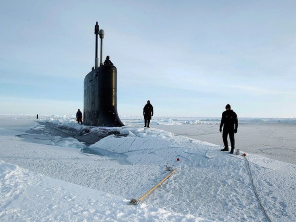 Американская подлодка вмерзла в лед во время отработки "ударов по России"
